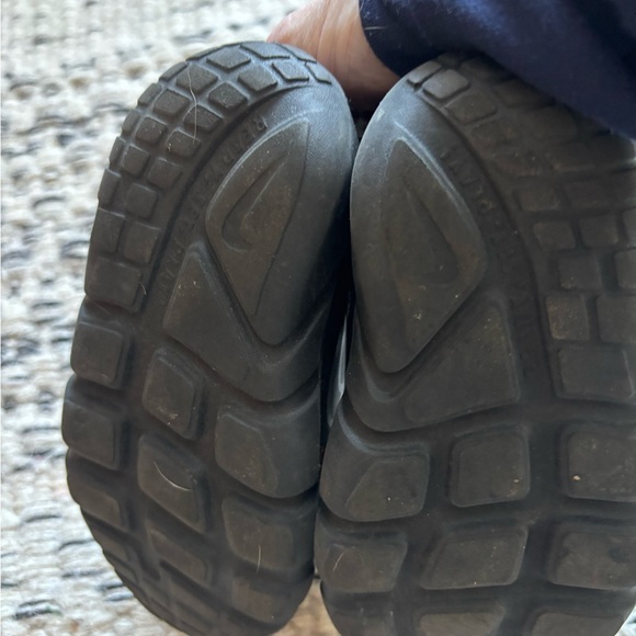 Nike Kids Black unisex Sneakers size 8 - Picture 2 of 6